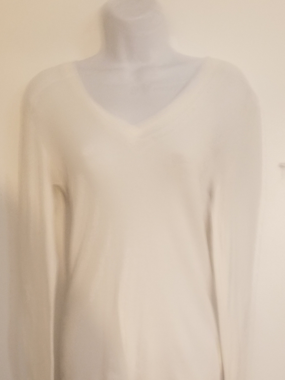 NWOT Women's Cream V-Neck Lightweight Sweater